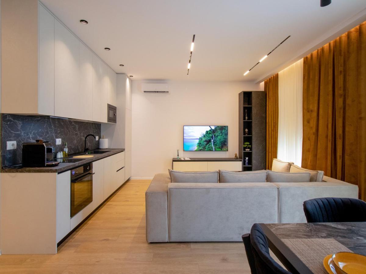Luxury Rooftop 23 Bed & Breakfast Tirana Exterior photo